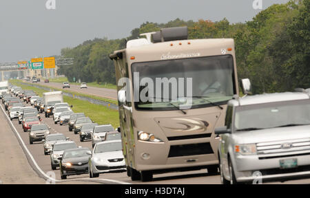 Orlando, Floride, USA. 6 octobre, 2016. Un flux régulier de voitures est vu en direction ouest sur la Beachline Expressway en direction d'Orlando et à l'écart de la côte Atlantique en tant que personnes évacuer la zone où l'Ouragan Matthew devrait frapper la Floride comme une tempête de catégorie 4 avec des vents soufflant jusqu'à 140 miles par heure. Crédit : Paul Hennessy/Alamy Live News Banque D'Images