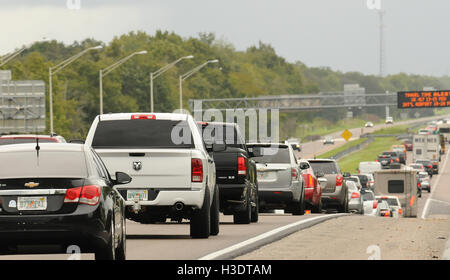 Orlando, Floride, USA. 6 octobre, 2016. Un flux régulier de voitures est vu en direction ouest sur la Beachline Expressway en direction d'Orlando et à l'écart de la côte Atlantique en tant que personnes évacuer la zone où l'Ouragan Matthew devrait frapper la Floride comme une tempête de catégorie 4 avec des vents soufflant jusqu'à 140 miles par heure. Crédit : Paul Hennessy/Alamy Live News Banque D'Images