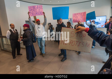 Londres, Royaume-Uni. 6e octobre 2016. Le Syndicat des travailleurs indépendants CAIWU occupent le hall de l'immeuble du siège de Mace dans Moorgate pour protester bruyamment contre l'entreprise de nettoyage Services de nettoyage Dall. Après que la police sont arrivés, ils ont quitté le bâtiment et a continué la manifestation sur le trottoir à l'extérieur. Crédit : Peter Marshall/Alamy Live News Banque D'Images