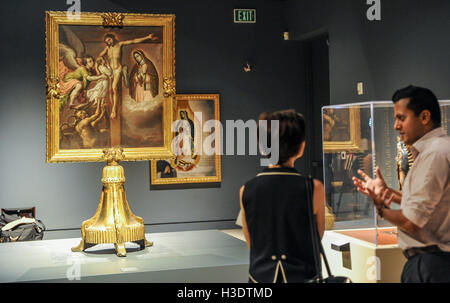 (161006) - Californie, 6 octobre 2016 (Xinhua) -- Les visiteurs la "La Vierge de Guadalupe : Images au Mexique colonial' exposition pendant la prévisualisation des médias au Musée Bowers, en Californie, aux États-Unis le 6 octobre 2016. "La Vierge de Guadalupe : Images au Mexique colonial' exposition sera ouverte au public le 8 octobre au Musée Bowers en Californie du Sud. L'exposition est assemblé à partir de 15 différents musées, centres culturels et d'églises au Mexique, présentant plus de 60 œuvres d'art, dont des peintures, sculptures, gravures, argent, textiles, et d'autres objets de dévotion au cours de la colo Banque D'Images