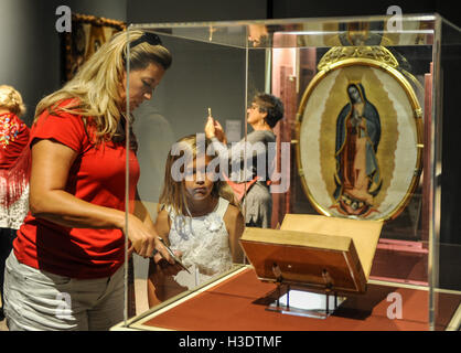 (161006) - Californie, 6 octobre 2016 (Xinhua) -- Les visiteurs la "La Vierge de Guadalupe : Images au Mexique colonial' exposition pendant la prévisualisation des médias au Musée Bowers, en Californie, aux États-Unis le 6 octobre 2016. "La Vierge de Guadalupe : Images au Mexique colonial' exposition sera ouverte au public le 8 octobre au Musée Bowers en Californie du Sud. L'exposition est assemblé à partir de 15 différents musées, centres culturels et d'églises au Mexique, présentant plus de 60 œuvres d'art, dont des peintures, sculptures, gravures, argent, textiles, et d'autres objets de dévotion au cours de la colo Banque D'Images