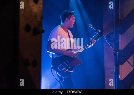 Sydney, Australie - 6 octobre 2016 : Papa Hockey effectuer leur concert de la tournée de l'album 'le Boronia' à l'usine d'Oxford à Sydney, Australie. Actes soutien inclus matin plat et l'horreur, mon ami. Sur la photo, papa hockey. Portez Credit : mjmediabox/Alamy Live News Banque D'Images