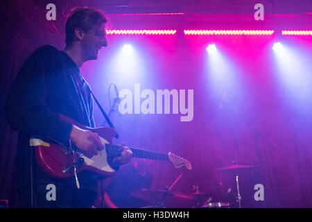 Sydney, Australie - 6 octobre 2016 : Papa Hockey effectuer leur concert de la tournée de l'album 'le Boronia' à l'usine d'Oxford à Sydney, Australie. Actes soutien inclus matin plat et l'horreur, mon ami. Sur la photo est mon ami d'horreur. Credit : mjmediabox/Alamy Live News Banque D'Images