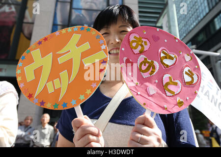 Les spectateurs, 7 octobre 2016 : en japonais de Rio médaillés des Jeux Olympiques et Paralympiques de 2016 vague de spectateurs lors d'un défilé de Ginza à Nihonbashi, Tokyo, Japon. © Ito Shingo/AFLO/Alamy Live News Banque D'Images