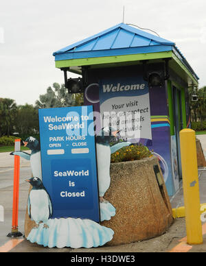 Orlando, Floride, USA. 6 octobre, 2016. Une billetterie à SeaWorld Orlando est vu fermé à 2:00 heures, le 6 octobre 2016 que l'Ouragan Matthew approché le centre de la Floride. Le parc à thème sera fermé le vendredi 7 octobre comme la tempête de catégorie 4 apporte des vents violents de la région d'Orlando. Walt Disney World a annoncé qu'il sera aussi proche de demain. Crédit : Paul Hennessy/Alamy Live News Banque D'Images