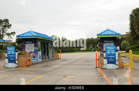 Orlando, Floride, USA. 6 octobre, 2016. Billetteries à SeaWorld Orlando sont vu fermé à 2:00 heures, le 6 octobre 2016 que l'Ouragan Matthew approché le centre de la Floride. Le parc à thème sera fermé le vendredi 7 octobre comme la tempête de catégorie 4 apporte des vents violents de la région d'Orlando. Walt Disney World a annoncé qu'il sera aussi proche de demain. Crédit : Paul Hennessy/Alamy Live News Banque D'Images