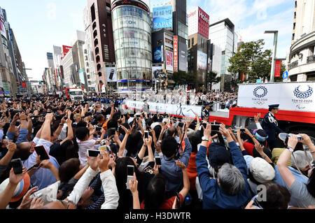 Olympiens et Paralympiens japonais (JPN), le 7 octobre 2016 : en japonais de Rio médaillés des Jeux Olympiques et Paralympiques de 2016 vague de spectateurs lors d'un défilé de Ginza à Nihonbashi, Tokyo, Japon. © AFLO SPORT/Alamy Live News Banque D'Images
