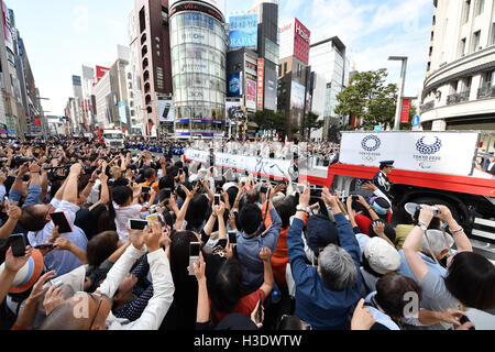 Olympiens et Paralympiens japonais (JPN), le 7 octobre 2016 : en japonais de Rio médaillés des Jeux Olympiques et Paralympiques de 2016 vague de spectateurs lors d'un défilé de Ginza à Nihonbashi, Tokyo, Japon. © AFLO SPORT/Alamy Live News Banque D'Images