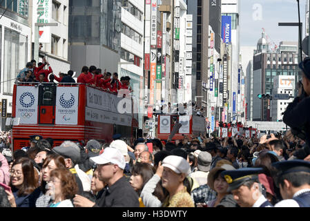 Olympiens et Paralympiens japonais (JPN), le 7 octobre 2016 : en japonais de Rio médaillés des Jeux Olympiques et Paralympiques de 2016 vague de spectateurs lors d'un défilé de Ginza à Nihonbashi, Tokyo, Japon. © AFLO SPORT/Alamy Live News Banque D'Images
