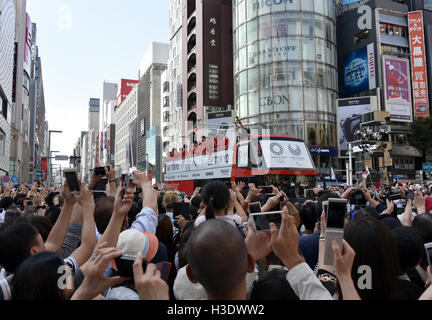 Olympiens et Paralympiens japonais (JPN), le 7 octobre 2016 : en japonais de Rio médaillés des Jeux Olympiques et Paralympiques de 2016 vague de spectateurs lors d'un défilé de Ginza à Nihonbashi, Tokyo, Japon. © AFLO SPORT/Alamy Live News Banque D'Images