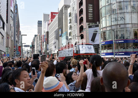 Olympiens et Paralympiens japonais (JPN), le 7 octobre 2016 : en japonais de Rio médaillés des Jeux Olympiques et Paralympiques de 2016 vague de spectateurs lors d'un défilé de Ginza à Nihonbashi, Tokyo, Japon. © AFLO SPORT/Alamy Live News Banque D'Images