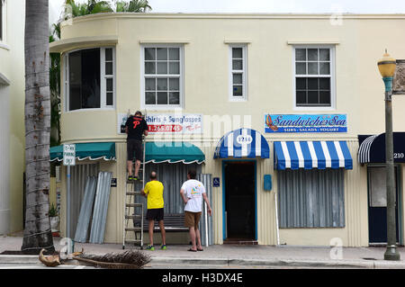 Boynton Beach, FL, USA. 6 Oct, 2016. (De gauche à droite) Brenden Kabama, Danny Askin et David Hunt mis en place le long des volets à Delray Beach Avenue de l'Atlantique que l'Ouragan Matthew s'avancent vers le sud de la Floride. 10/6/16. Photographe Jim Rassol.South Florida ; pas de MAGS ; PAS DE VENTES, PAS D'INTERNET, PAS DE TÉLÉVISION. Credit : Sun-Sentinel/ZUMA/Alamy Fil Live News Banque D'Images