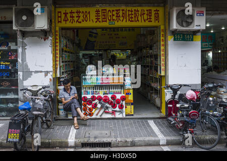 Los Angeles, Californie, USA. 16Th Jun 2016. D'un magasin sur une vieille ruelle au loin de la rue piétonne Nanjing Road à Shanghai, Chine. Shanghai est la ville la plus peuplée de Chine et la ville la plus peuplée de bon dans le monde. C'est l'une des quatre municipalités sous contrôle direct de Chine, avec une population de plus de 24 millions de dollars en 2014. C'est un centre financier mondial, et une plaque tournante du transport avec le port à conteneurs le plus fréquenté du monde. Situé dans le Delta du Fleuve Yangtze dans l'Est de la Chine, Shanghai est situé sur la bordure sud de l'embouchure du fleuve Yangtze dans la partie médiane de la coopération chinoise Banque D'Images