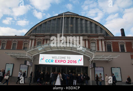 Olympia, Londres, Royaume-Uni. 6 octobre, 2016. Les premiers visiteurs à medical esthétique conférence à Olympia Londres 2016 : Crédit d'WansfordPhoto/Alamy Live News Banque D'Images