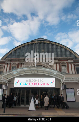 Olympia, Londres, Royaume-Uni. 6 octobre, 2016. Les premiers visiteurs le premier matin de CCRexpo, une esthétique médicale conférence à Olympie Crédit : WansfordPhoto/Alamy Live News Banque D'Images