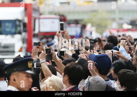 Les spectateurs, 7 octobre 2016 : en japonais de Rio médaillés des Jeux Olympiques et Paralympiques de 2016 vague de spectateurs lors d'un défilé de Ginza à Nihonbashi, Tokyo, Japon. © Ito Shingo/AFLO/Alamy Live News Banque D'Images