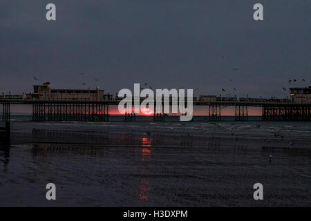 Worthing, Sussex, UK. 7 octobre, 2016. 07/10/2016 bord de mer, à Worthing. Un aperçu d'un rouge lumineux soleil, il s'élève au-dessus de l'horizon et est immédiatement englouti dans les nuages .Photo par : Julie Edwards/Alamy Live News Banque D'Images