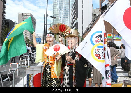 Les spectateurs, 7 octobre 2016 : en japonais de Rio médaillés des Jeux Olympiques et Paralympiques de 2016 vague de spectateurs lors d'un défilé de Ginza à Nihonbashi, Tokyo, Japon. © AFLO SPORT/Alamy Live News Banque D'Images