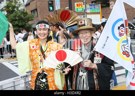 Les spectateurs, 7 octobre 2016 : en japonais de Rio médaillés des Jeux Olympiques et Paralympiques de 2016 vague de spectateurs lors d'un défilé de Ginza à Nihonbashi, Tokyo, Japon. © AFLO SPORT/Alamy Live News Banque D'Images