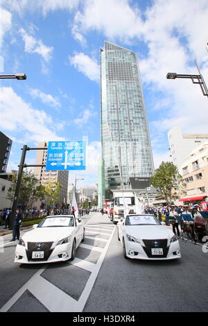 Vue générale, le 7 octobre 2016 : en japonais de Rio médaillés des Jeux Olympiques et Paralympiques de 2016 vague de spectateurs lors d'un défilé de Ginza à Nihonbashi, Tokyo, Japon. © AFLO SPORT/Alamy Live News Banque D'Images