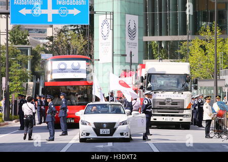 Vue générale, le 7 octobre 2016 : en japonais de Rio médaillés des Jeux Olympiques et Paralympiques de 2016 vague de spectateurs lors d'un défilé de Ginza à Nihonbashi, Tokyo, Japon. © AFLO SPORT/Alamy Live News Banque D'Images
