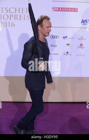 Musicien britannique Sting arrive portant un parapluie pour la radio allemande (Deutscher Radiopreis Prix) Cérémonie de remise des prix, à Hambourg, Allemagne, 06 octobre 2016. PHOTO : GEORG WENDT/DPA Banque D'Images