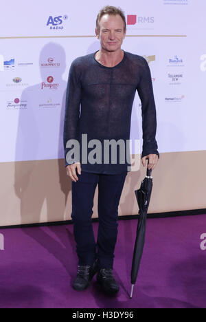 Musicien britannique Sting arrive portant un parapluie pour la radio allemande (Deutscher Radiopreis Prix) Cérémonie de remise des prix, à Hambourg, Allemagne, 06 octobre 2016. PHOTO : GEORG WENDT/DPA Banque D'Images