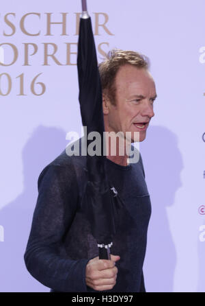 Musicien britannique Sting arrive portant un parapluie pour la radio allemande (Deutscher Radiopreis Prix) Cérémonie de remise des prix, à Hambourg, Allemagne, 06 octobre 2016. PHOTO : GEORG WENDT/DPA Banque D'Images