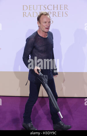 Musicien britannique Sting arrive portant un parapluie pour la radio allemande (Deutscher Radiopreis Prix) Cérémonie de remise des prix, à Hambourg, Allemagne, 06 octobre 2016. PHOTO : GEORG WENDT/DPA Banque D'Images