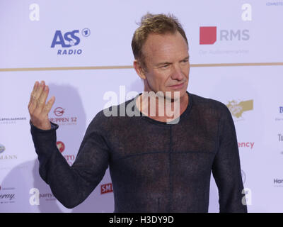 Musicien britannique Sting arrive pour la radio allemande (Deutscher Radiopreis Prix) Cérémonie de remise des prix, à Hambourg, Allemagne, 06 octobre 2016. PHOTO : GEORG WENDT/DPA Banque D'Images