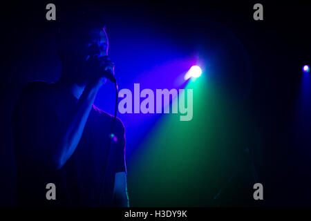 Londres, 6 octobre 2016. Groupe de rock alternatif anglais seul les courageux effectuer sur scène à Camden's Electric Ballroom pour 'Choses' question sera tournée. Credit : Alberto Pezzali/Alamy live news Banque D'Images