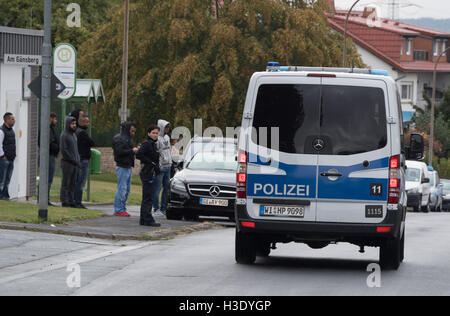 Giessen, ALLEMAGNE. 7 Oct, 2016. Un fourgon de police en voiture sur une route près de Hells Angels un club-house dans Giessen, ALLEMAGNE, 7 octobre 2016. Le président de la section régionale des Hells Angels a été abattu. Photo : Boris Roessler/dpa/Alamy Live News Banque D'Images