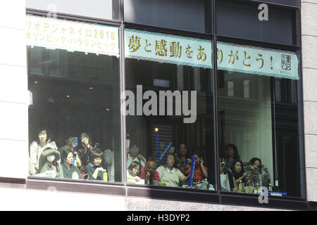 Les spectateurs, 7 octobre 2016 : en japonais de Rio médaillés des Jeux Olympiques et Paralympiques de 2016 vague de spectateurs lors d'un défilé de Ginza à Nihonbashi, Tokyo, Japon. © Ito Shingo/AFLO/Alamy Live News Banque D'Images
