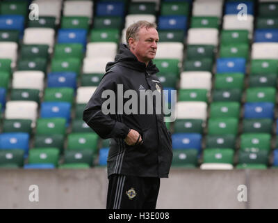 Belfast, Irlande du Nord. 07Th Octobre 2016. L'Irlande du train à la Stade National de Football en avant de leur match demain soir contre Saint-Marin. Manager Michael O'Neil regarde sur. David Hunter/Alamy Live News. Banque D'Images