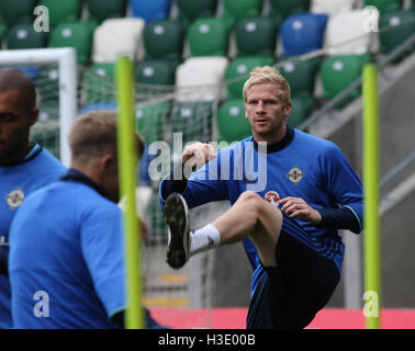 Belfast, Irlande du Nord. 07Th Octobre 2016. L'Irlande du train à la Stade National de Football en avant de leur match demain soir contre Saint-Marin. Ryan McGivern se réchauffe. David Hunter/Alamy Live News. Banque D'Images