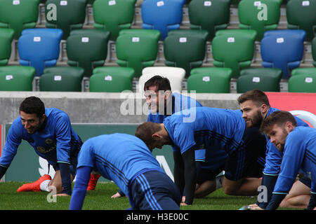 Belfast, Irlande du Nord. 07Th Octobre 2016. L'Irlande du train à la Stade National de Football en avant de leur match demain soir contre Saint-Marin. L'équipe en formation, Kyle Lafferty gâche l'obtention d'un heads-up. David Hunter/Alamy Live News. Banque D'Images