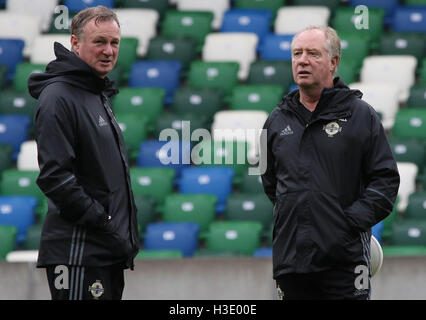 Belfast, Irlande du Nord. 07Th Octobre 2016. L'Irlande du train à la Stade National de Football en avant de leur match demain soir contre Saint-Marin. Manager Michael O'Neill (à gauche) et l'assistant manager Jimmy Nicholl. David Hunter/Alamy Live News. Banque D'Images