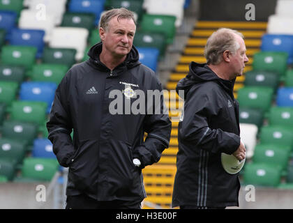 Belfast, Irlande du Nord. 07Th Octobre 2016. L'Irlande du train à la Stade National de Football en avant de leur match demain soir contre Saint-marin. manager Michael O'Neill (à gauche) et l'assistant manager Jimmy Nicholl. David Hunter/Alamy Live News. Banque D'Images