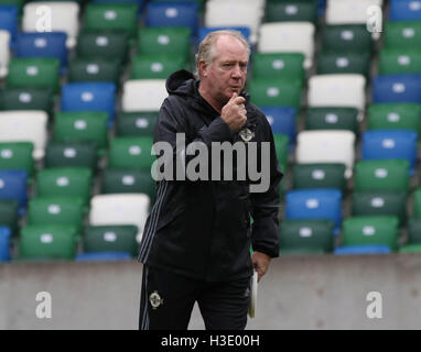 Belfast, Irlande du Nord. 07Th Octobre 2016. L'Irlande du train à la Stade National de Football en avant de leur match demain soir contre Saint-Marin. Assistant manager Jimmy Nicholl profitant de la session. David Hunter/Alamy Live News. Banque D'Images