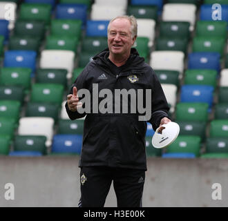 Belfast, Irlande du Nord. 07Th Octobre 2016. L'Irlande du train à la Stade National de Football en avant de leur match demain soir contre Saint-marin. assistant manager Jimmy Nicholl jouit de la session. David Hunter/Alamy Live News. Banque D'Images