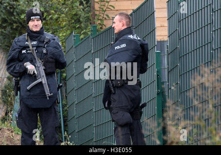 Giessen, ALLEMAGNE. 7 Oct, 2016. Les agents de police armés sécuriser l'entrée arrière des Hells Angels club house à Giessen, ALLEMAGNE, 7 octobre 2016. Le président de la section régionale des Hells Angels a été abattu. PHOTO : BORIS ROESSLER/DPA/Alamy Live News Banque D'Images