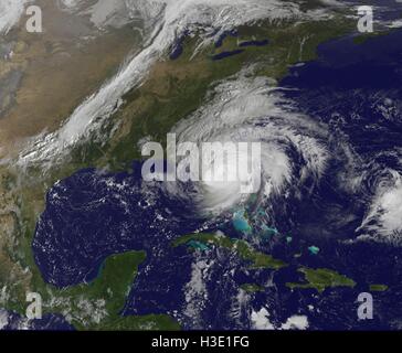 Silver Spring, Maryland, United States. 07Th Oct, 2016. Image en vraies couleurs de l'Atlantique Nord Ouest, montrant l'Ouragan Matthew sur l'état de Floride, prises par le satellite météo NOAA GOES at 13:25 UTC (9:25 EST), le 7 octobre 2016. NOAA Crédit Document/Gado/Alamy Live News. Banque D'Images