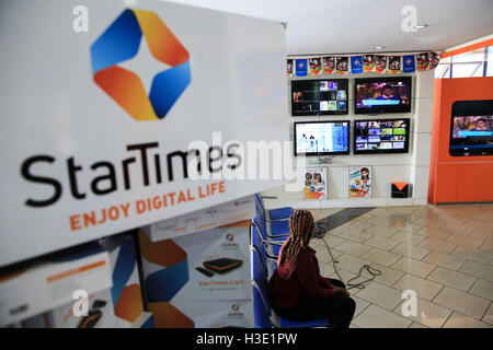 Nairobi. 7 Oct, 2016. Photo prise le 7 octobre 2016, présente une vue de Startimes shop à Nairobi, capitale du Kenya. StarTimes, un Chinois de télévision payante, est présent dans 16 pays africains avec plus de 8 millions d'abonnés. © Pan Siwei/Xinhua/Alamy Live News Banque D'Images