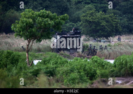 , Zambales aux Philippines. 7 Oct, 2016. Les troupes des Philippines et des Marines des États-Unis de déployer à partir d'un véhicule d'assaut amphibie comme ils participent à l'exercice d'assaut mécanisée dans le cadre de l'exercice 2016 débarquement amphibie (PHIBLEX) dans la province de Zambales, aux Philippines, le 7 octobre 2016. © Rouelle Umali/Xinhua/Alamy Live News Banque D'Images