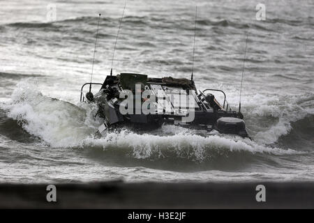 , Zambales aux Philippines. 7 Oct, 2016. Les Marines américains à bord d'un véhicule d'assaut amphibie de participer à l'assaut mécanisé percer dans le cadre de l'exercice 2016 débarquement amphibie (PHIBLEX) dans la province de Zambales, aux Philippines, le 7 octobre 2016. © Rouelle Umali/Xinhua/Alamy Live News Banque D'Images