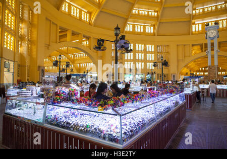 Psar Thmei de l'intérieur du marché central de Phnom Penh, Cambodge, Banque D'Images