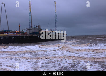 Une photo prise à Blackpool montrant la houleuse et vagues puissantes, avec la juste à l'arrière-plan. Banque D'Images