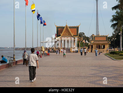 Les gens qui marchent sur Sisowath Quay, promenade vers Dong Temple Preah Ong Ar, Phnom Penh, Cambodge Banque D'Images