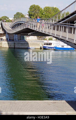 Paris, le Pont Simone de Beauvoir, vue vers la rive gauche. Banque D'Images