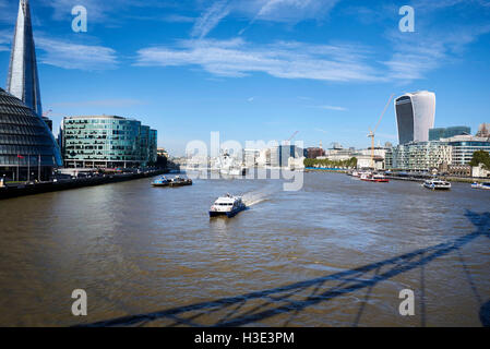 À l'ouest, sur la rivière de Tower Bridge, London, UK Banque D'Images